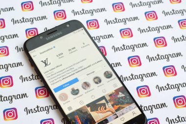 Louis Vuitton resmi instagram hesabı kağıt instagram pankartıyla akıllı telefon ekranında.