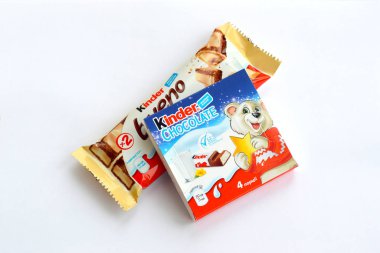 Çocuklar için Kinder Çikolata küçük kutu ve Ferrero Spa 'nın yaptığı bueno beyaz çikolata. Kinder, çok uluslu imalatçı Ferrero 'nun bir markasıdır.