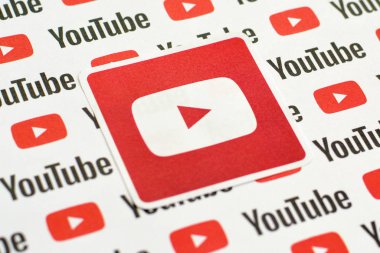 Youtube logo etiketi kağıda basılmış küçük youtube logoları ve yazıtlar. Youtube, Google 'ın yan kuruluşu ve Amerika' nın en popüler video paylaşım platformudur.