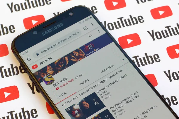 SET india official youtube channel on smartphone screen on paper — Stock Photo, Image
