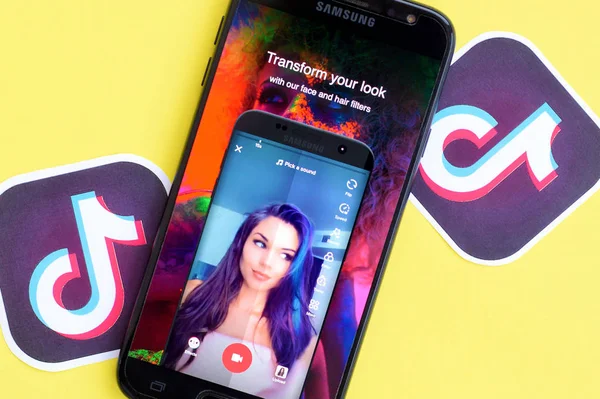 Tiktok alkalmazás samsung okostelefon képernyőn sárga háttérrel. A Tiktok egy népszerű videómegosztó közösségi hálózati szolgáltatás, amely a Bytedance tulajdonában van. — Stock Fotó