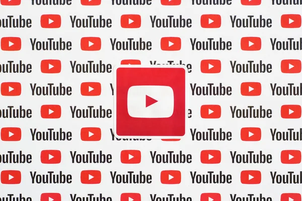 Youtube logo etiketi kağıda basılmış küçük youtube logoları ve yazıtlar. Youtube, Google 'ın yan kuruluşu ve Amerika' nın en popüler video paylaşım platformudur.