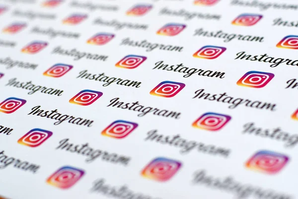 Pola Instagram dicetak di atas kertas dengan logo instagram kecil dan prasasti. Instagram adalah layanan jejaring sosial berbagi foto dan video Amerika Serikat yang dimiliki oleh Facebook — Stok Foto