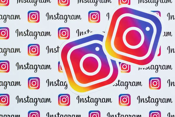 Küçük instagram logoları ve yazıtlarla kağıda basılmış Instagram deseni. Instagram, Facebook 'a ait Amerikan fotoğraf ve video paylaşım sosyal ağ servisidir.