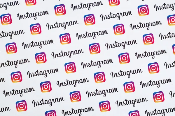 Patrón de Instagram impreso en papel con pequeños logotipos e inscripciones de instagram. Instagram es un servicio de redes sociales estadounidense para compartir fotos y videos propiedad de Facebook — Foto de Stock