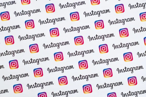 Padrão Instagram impresso em papel com pequenos logotipos instagram e inscrições. Instagram é um serviço americano de compartilhamento de fotos e vídeos de redes sociais de propriedade do Facebook — Fotografia de Stock