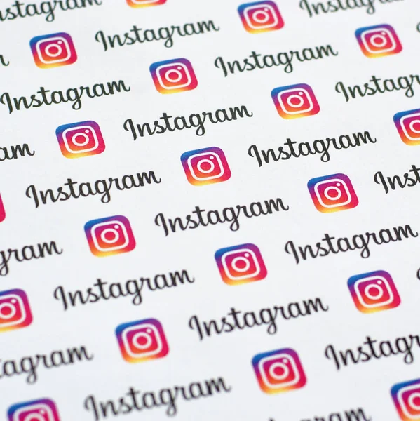 Pola Instagram dicetak di atas kertas dengan logo instagram kecil dan prasasti. Instagram adalah layanan jejaring sosial berbagi foto dan video Amerika Serikat yang dimiliki oleh Facebook — Stok Foto