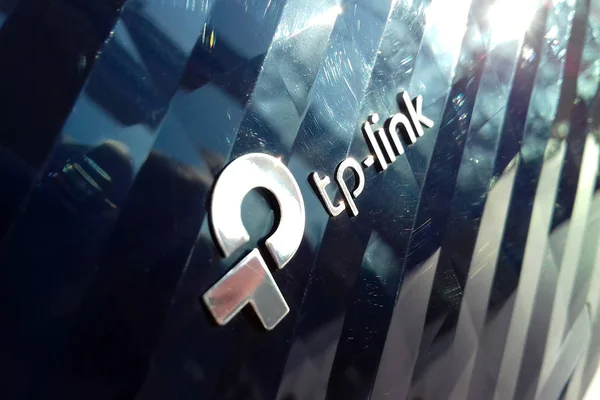 New tp-link logo on wireless router modem tp link Archer C20 AC750 reflective surface — Stock Photo, Image