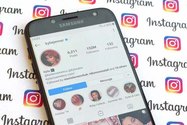 Kylie Jenner oficjalne konto na Instagramie na ekranie smartfona na — Zdjęcie stockowe