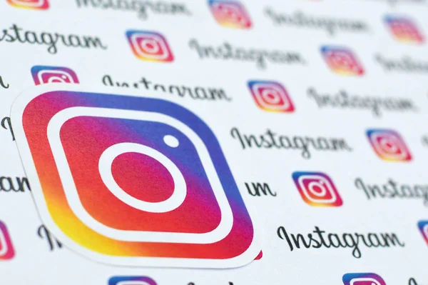 Wzór Instagrama wydrukowany na papierze z małymi logotypami i napisami na Instagramie. Instagram to amerykański serwis społecznościowy do udostępniania zdjęć i filmów należący do Facebooka — Zdjęcie stockowe