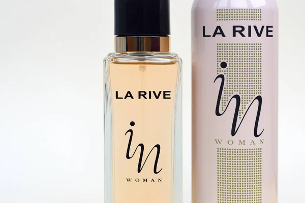 La rive IN mujer desodorante y frascos de perfume sobre fondo beige. LA RIVE S.A. es uno de los principales productores de perfumes y aguas perfumadas de Europa — Foto de Stock