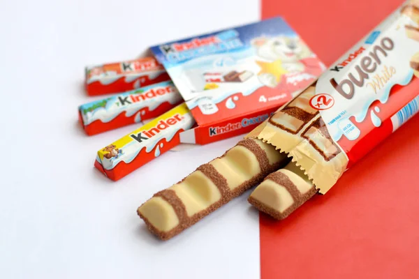 Kinder Σοκολάτα μικρό κουτί για παιδιά και bueno λευκή σοκολάτα μπαρ από Ferrero Spa. Το Kinder είναι μια σειρά προϊόντων ζαχαροπλαστικής της πολυεθνικής εταιρείας Ferrero — Φωτογραφία Αρχείου