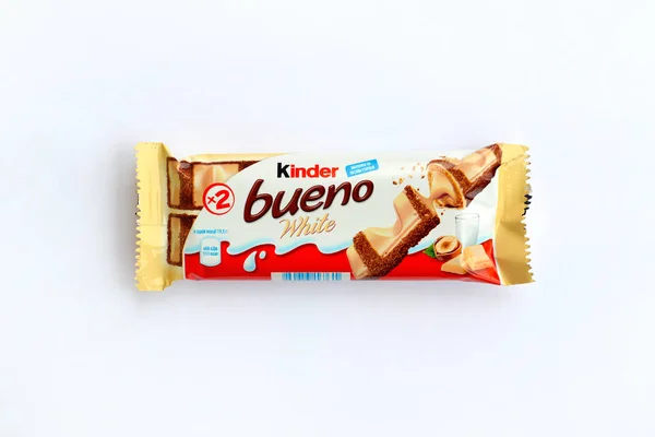 Kinder bueno weiße schokolade ist eine Süßwarenmarke des italienischen Süßwarenherstellers ferrero — Stockfoto