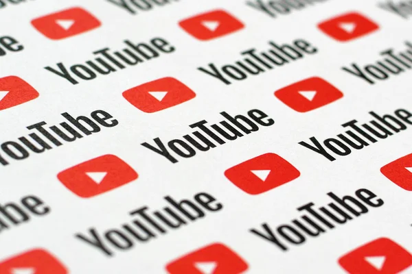Küçük youtube logoları ve yazıtlarla kağıda basılmış Youtube deseni. Youtube, Google 'ın yan kuruluşu ve Amerika' nın en popüler video paylaşım platformudur.