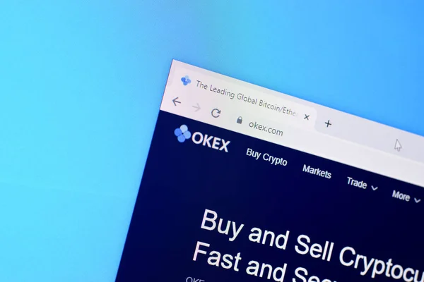 Сайт okex на дисплее ПК, url - okex.com . — стоковое фото