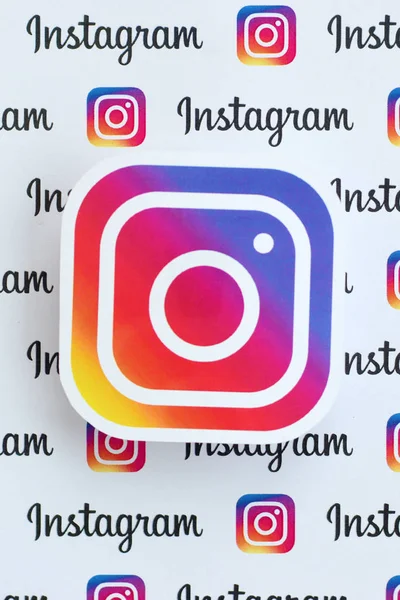 Wzór Instagrama wydrukowany na papierze z małymi logotypami i napisami na Instagramie. Instagram to amerykański serwis społecznościowy do udostępniania zdjęć i filmów należący do Facebooka — Zdjęcie stockowe