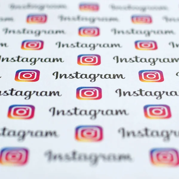 Modello Instagram stampato su carta con piccoli loghi e iscrizioni instagram. Instagram è un servizio di social network americano di condivisione di foto e video di proprietà di Facebook — Foto Stock