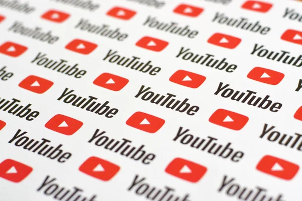 Youtube minta nyomtatott papírra kis youtube logók és feliratok. Youtube a Google leányvállalata és az amerikai legnépszerűbb videomegosztó platform — Stock Fotó