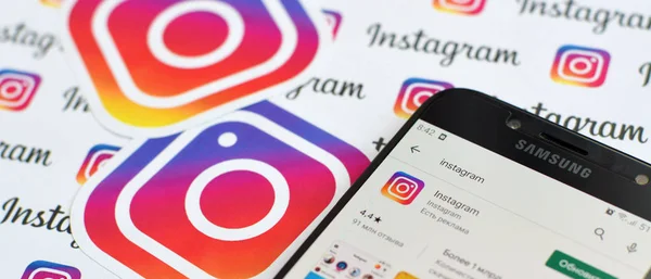 Aplikasi Instagram pada layar telepon pintar samsung pada banner dengan logo instagram kecil. Instagram adalah layanan jejaring sosial berbagi foto dan video Amerika Serikat oleh Facebook inc — Stok Foto