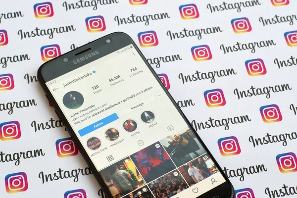 Justin Timberlake oficjalne konto Instagram na ekranie smartfona na papierowym Instagram Banner. — Zdjęcie stockowe