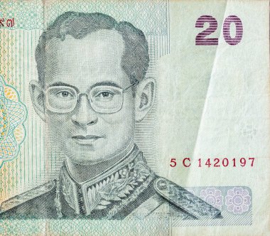 Kral Bhumibol Adulyadej 20 Baht Tayland para faturasını kapatıyor.