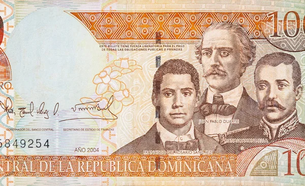 Портрет Франсиско дель Розарио Санчеса с Матиасом Рамоном Меллой и Хуаном Пабло Дуарте изображен на старой столетней купюре. — стоковое фото