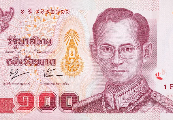 Král Bhumibol Adulyadej na 100 Baht Thajsko peníze zákona zblízka — Stock fotografie