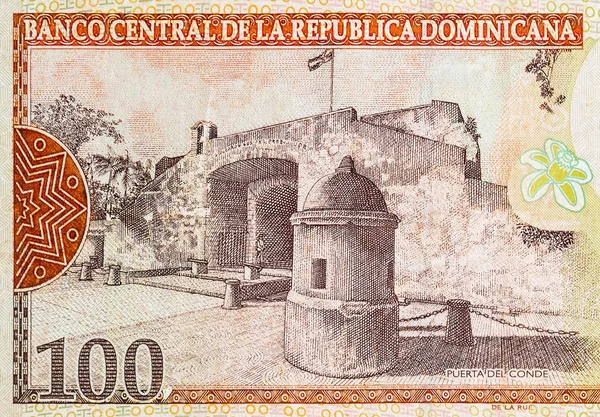 Puerta Del Conde épület ábrázolt régi száz peso jegyzet Dominikai Köztársaság pénzét — Stock Fotó