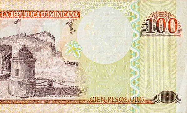 Puerta Del Conde épület ábrázolt régi száz peso jegyzet Dominikai Köztársaság pénzét — Stock Fotó