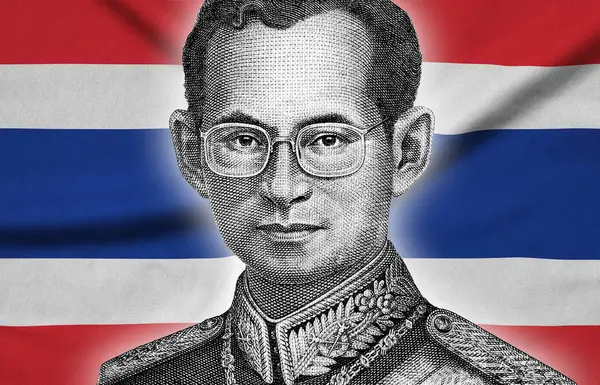 Retrato del rey Bhumibol Adulyadej de 50 Baht factura de dinero de Tailandia cerca de fondo de la bandera de Tailandia — Foto de Stock