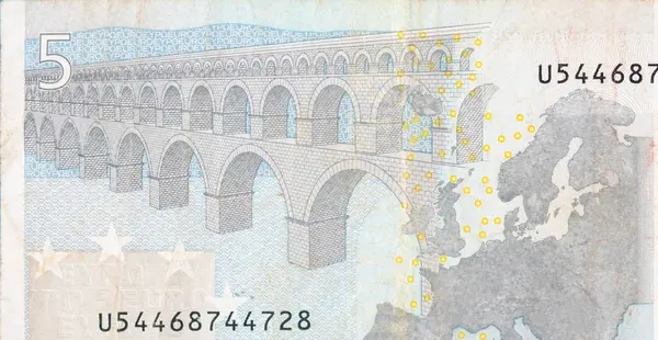 Parte frammentaria di 5 banconote in euro in primo piano con piccoli dettagli marroni — Foto Stock