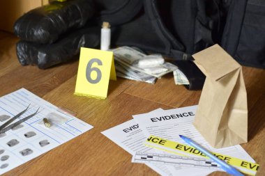 Kanıt Zinciri Gözaltı Etiketleri ve parmak izi ile kahverengi kese kağıdı başvuru kartı büyük eroin paketleri ve para paketleri aleyhinde suç mahalli inceleme sürecinde kanıt olarak yalan