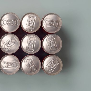 Birçok yeni alüminyum kutu soda ya da enerji içeceği kutuları. İçki üretim konsepti ve seri üretim