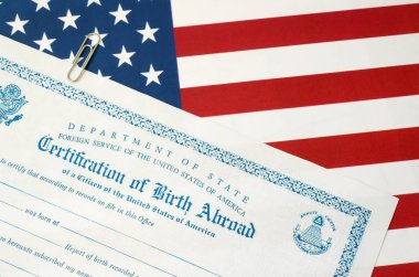 Yurtdışında doğum sertifikası Amerika Birleşik Devletleri bayraklarında yer almaktadır.