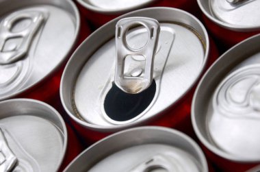 Bir sürü alüminyum soda kutusu. Gazoz veya teneke kutuların seri üretimi için reklam.
