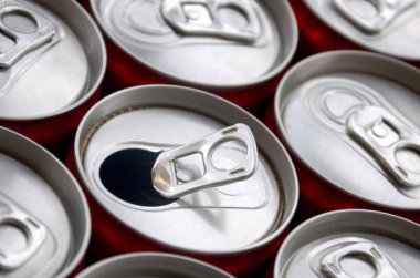 Bir sürü alüminyum soda kutusu. Gazoz veya teneke kutuların seri üretimi için reklam.
