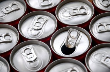 Bir sürü alüminyum soda kutusu. Gazoz veya teneke kutuların seri üretimi için reklam.