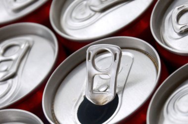 Bir sürü alüminyum soda kutusu. Gazoz veya teneke kutuların seri üretimi için reklam.