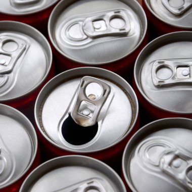 Bir sürü alüminyum soda kutusu. Gazoz veya teneke kutuların seri üretimi için reklam.