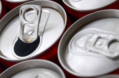 Bir sürü alüminyum soda kutusu. Gazoz veya teneke kutuların seri üretimi için reklam.
