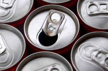 Bir sürü alüminyum soda kutusu. Gazoz veya teneke kutuların seri üretimi için reklam.