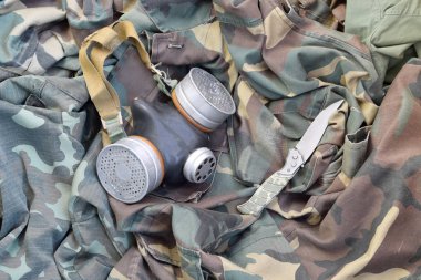 Takipçi askerler Sovyet gaz maskesi yeşil haki rengi ceketli bıçakla yatar.