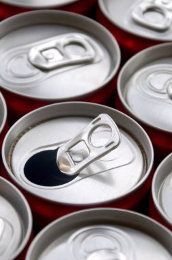 Bir sürü alüminyum soda kutusu. Gazoz veya teneke kutuların seri üretimi için reklam.