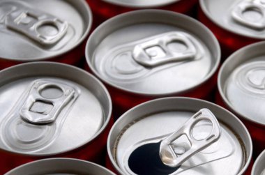 Bir sürü alüminyum soda kutusu. Gazoz veya teneke kutuların seri üretimi için reklam.