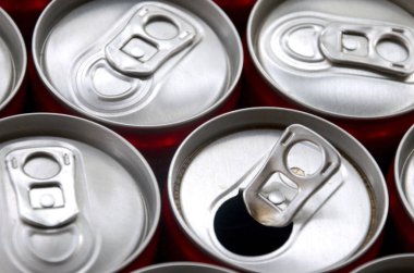 Bir sürü alüminyum soda kutusu. Gazoz veya teneke kutuların seri üretimi için reklam.