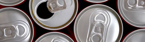 Muchas latas de refrescos de soda o recipientes de bebidas energéticas. Una gran cantidad de latas recicladas hechas de aluminio y preparadas para la reproducción . — Foto de Stock