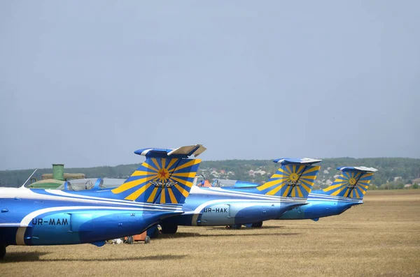 Las colas de aviones ucranianos se cierran contra el cielo azul en el campo amarillo — Foto de Stock