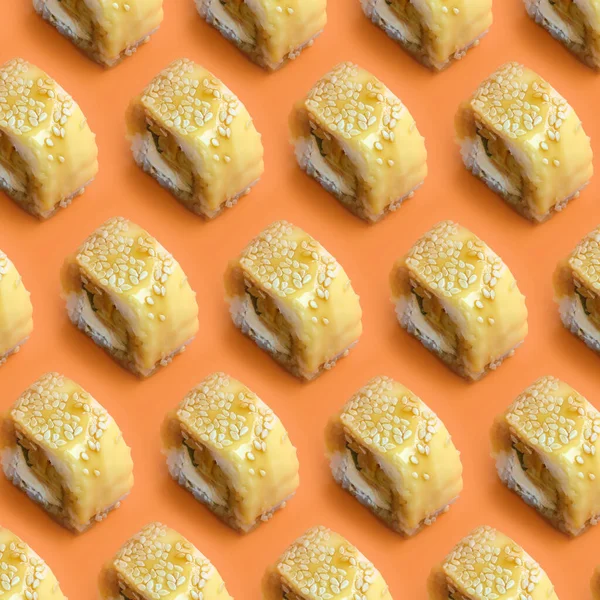 托里 · 卡图寿司罗尔斯 · 马基，带有加工奶酪的橙色背景。 简约的顶视图平铺图案与日本菜 — 图库照片