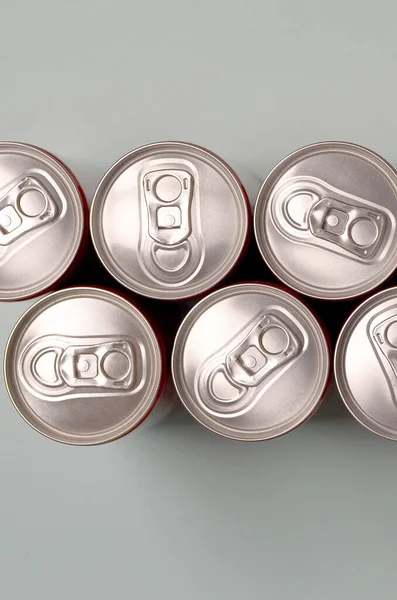 Viele neue Aluminiumdosen für Limonaden oder Energy-Drinks. Getränkeherstellungskonzept und Massenproduktion — Stockfoto