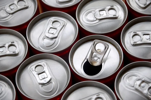 Bir sürü alüminyum soda kutusu. Gazoz veya teneke kutuların seri üretimi için reklam.